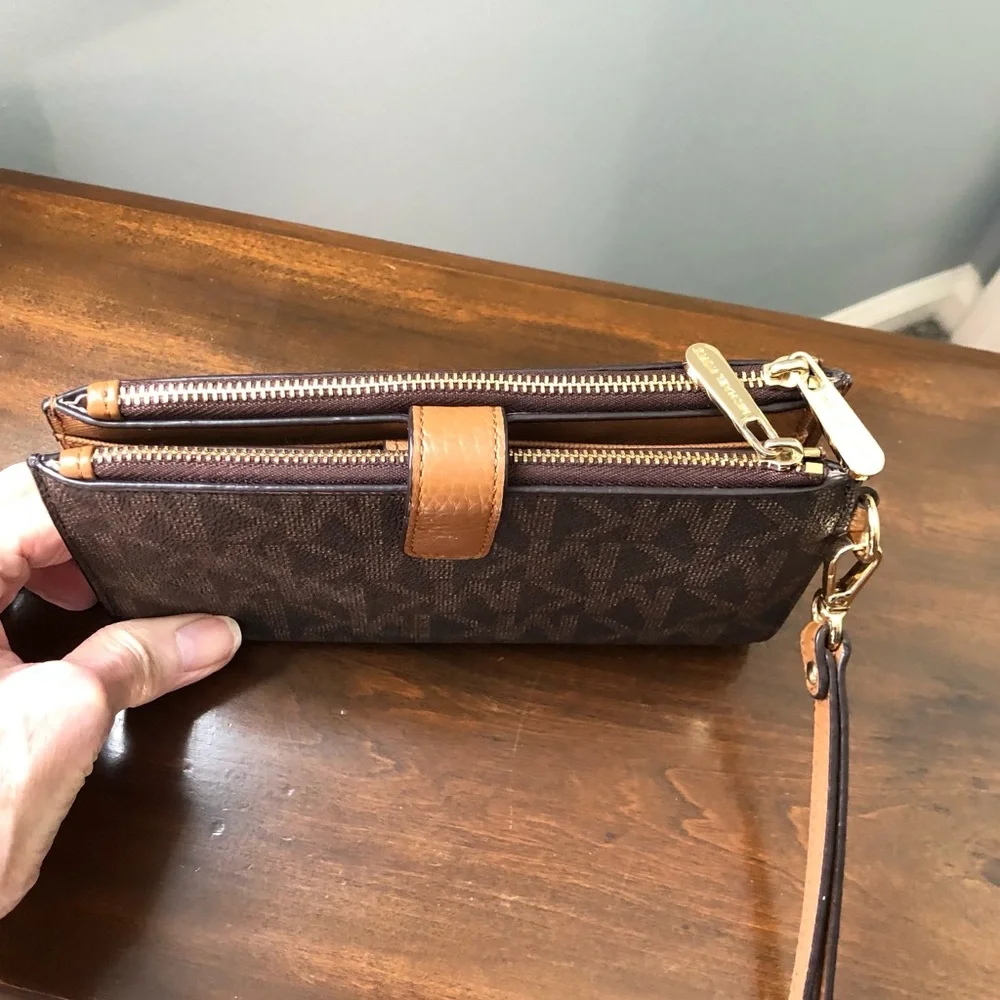 Like New!! Michael Kors Jet Set Double Zip Wristlet - Picture 3 of 5